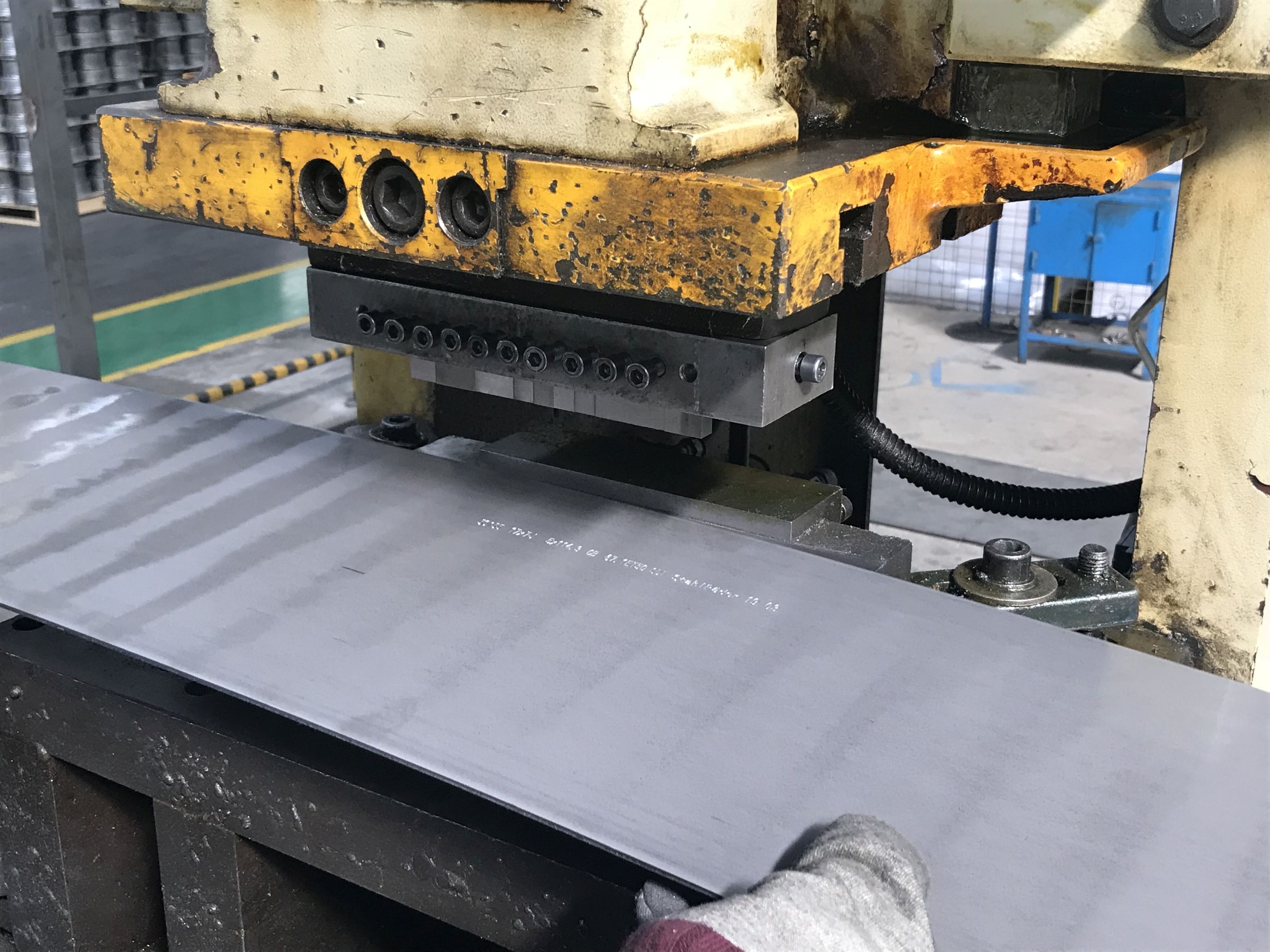 Do produkcji wykorzystuje się płaskie wyroby ze stali walcowanej na gorąco, niepoddane trawieniu, o szerokości co najmniej 600 mm oraz o grubości od 3 mm do 10 mm.