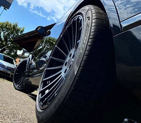 Les jantes en aluminium réduisent le poids de la voiture, ce qui se traduit par des performances de conduite et une sécurité améliorées. Felgi aluminiowe obniżają masę auta, co przekłada się na poprawę parametrów jazdy i bezpieczeństwa. Kup na LadneFelgi.pl