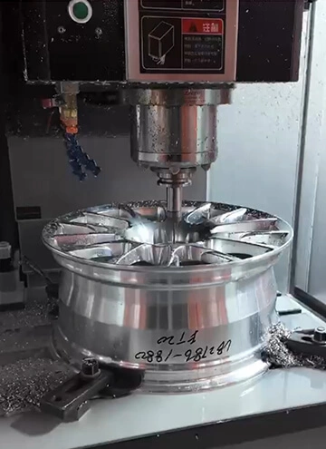 Les jantes forgées subissent de nombreux tests lors de la phase de production.